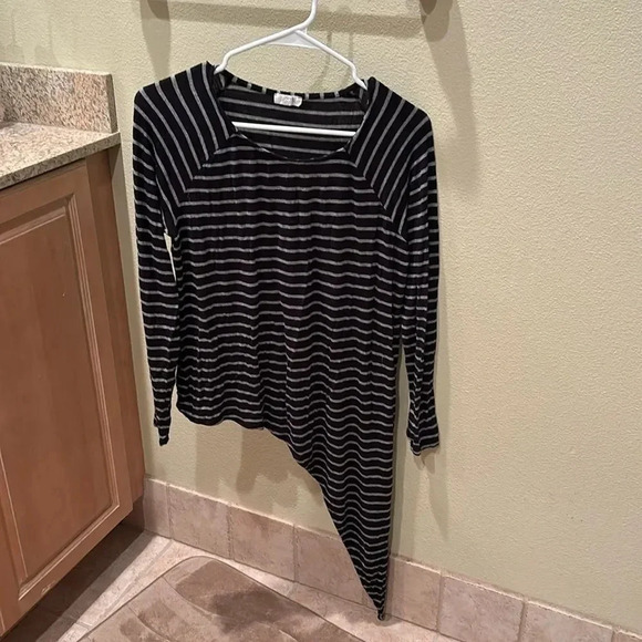 Weston woman's black and gray long sleeved diagonal top - Picture 1 of 10